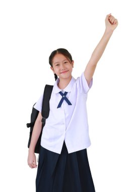 Okul üniformalı Asyalı öğrenci portresi sırt çantası taşırken dövüş işareti için elini kaldırdı ya da beyaz stüdyo arka planında galip geldi. Liseli kız okul konseptine geri döndü.