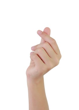 El yapımı kalp, beyaz stüdyo arka planında izole edilmiş mini aşk jestleri gösteriyor. Kırpma yolu olan parmak elli kız..