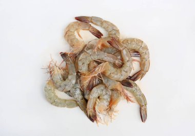 Beyaz stüdyo arka planında soyulmuş taze çiğ karidesler..