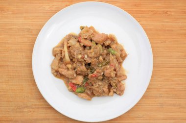 Kızarmış domuz eti, karides ezmesi ve bambu ahşap arka planda beyaz tabakta kokulu fasulye. Üst görünüm.