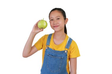 Beyaz stüdyo arka planında izole edilmiş bir guava meyvesinde ısırık izleri gösteren Asyalı genç bir kızın portresi.