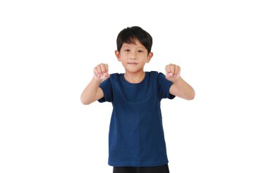 Yumruklarını sıkan Asyalı çocuk portresi, jest yapmaya hazır. Boks pozisyonundaki çocuk beyaz arka planda izole edilmiş kameraya bakıyor..