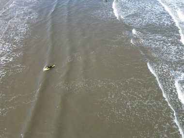 Deniz kenarında Saltburn sörfçüleri bir dron kullanarak dalgaların tadını çıkarıyorlar.