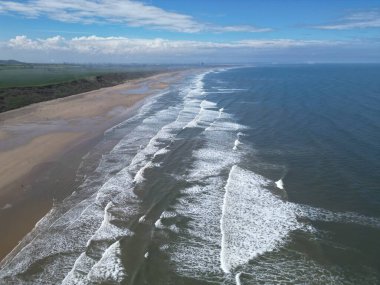 Saltburn-by-the-sea dalgaları ve bir dron kullanarak sahil manzarası