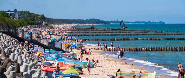 Mielno Polonya Temmuz 2022 Polonya Kıyılarında Kalabalık Plaj Avrupa — Stok fotoğraf