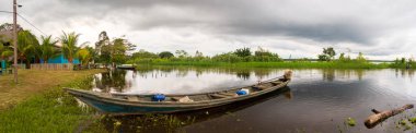 Puerto Miguel, Peru - Nisan 2022 Amazon ormanlarındaki küçük bir köy için panoramik yaşam. Tropik yağmur ormanları. Amazonia. Latin Amerika.