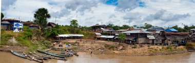 Amazon Nehri, Peru - 04 Aralık 2018: Amazon Nehri kıyısındaki köyün panoramik manzarası. Güney Amerika.