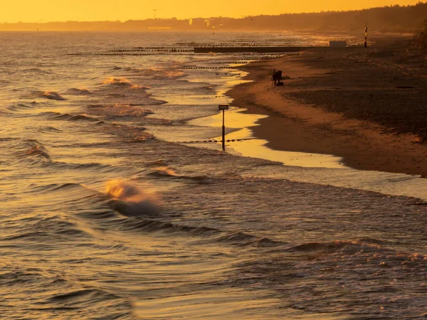 Muhteşem Baltık Denizi Nde Dalgalar Polonya Sahilinde Güzel Bir Gündoğumunda — Stok fotoğraf