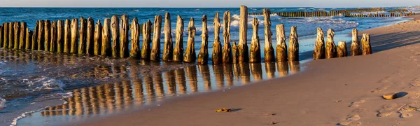 Puesta Sol Sobre Mar Báltico Vista Del Antiguo Rompeolas Madera —  Fotos de Stock