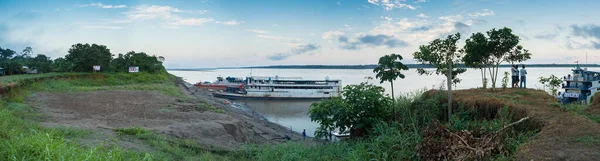 2018年9月23日ペルーのカバルコチャ カバルコチャ村近くのアマゾン川の港にある貨物船 ボートは水のレベルが非常に低いので町に行くことができません — ストック写真