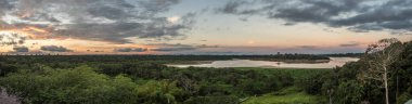 Amazon Nehri 'nin akarsuyu olan Javari Nehri' nde günbatımı, Amazonia. Selva Brezilya ve Peru sınırında. Güney Amerika.