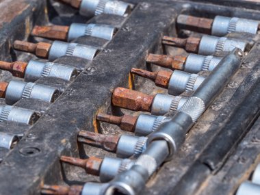 Bir çift kilit soketi, soket anahtarı, düz anahtarlar plastik, taşınabilir bir kutu..