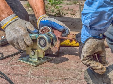 Çilingir, kıvılcımlar uçuşana kadar kapıyı diax değirmeniyle keser.