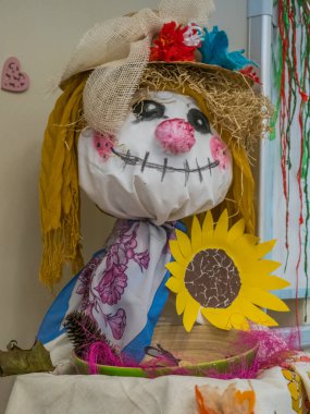 Sonbahar, bez parçası Renkli, gülümseyen el yapımı bir bebek