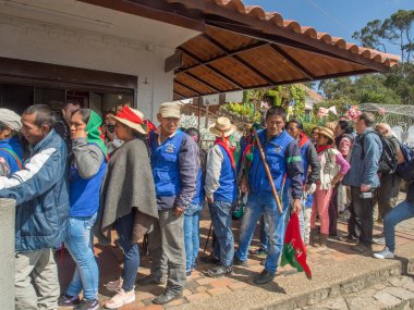 Bogota, Kolombiya - 01 Aralık 2017: Kolombiya 'nın kuzeyinden bir kabile. CXHAB WALA KIWE. Kuzey Cauca 'nın yerli halkı. Büyük Kasabanın Bölgesi.