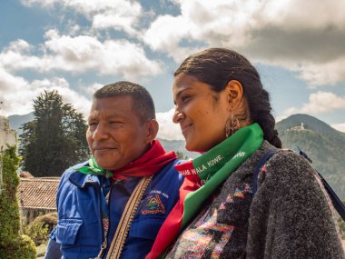 Bogota, Kolombiya - 01 Aralık 2017: Kolombiya 'nın kuzeyinden bir kabile. CXHAB WALA KIWE. Kuzey Cauca 'nın yerli halkı. Büyük Kasabanın Bölgesi.