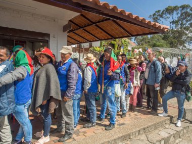 Bogota, Kolombiya - 01 Aralık 2017: Kolombiya 'nın kuzeyinden bir kabile. CXHAB WALA KIWE. Kuzey Cauca 'nın yerli halkı. Büyük Kasabanın Bölgesi.