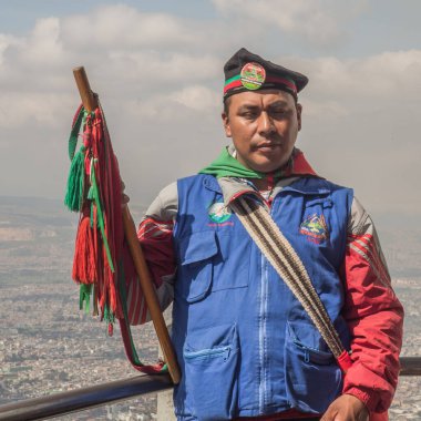 Bogota, Kolombiya - 01 Aralık 2017: Kolombiya 'nın kuzeyinden bir kabile. CXHAB WALA KIWE. Kuzey Cauca 'nın yerli halkı. Büyük Kasabanın Bölgesi.