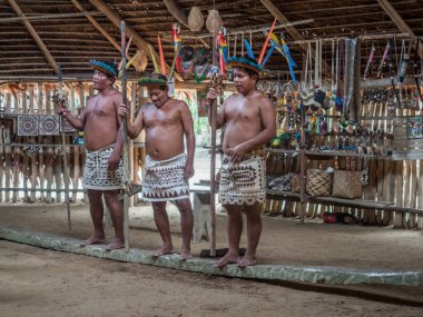 Iquitos, Peru- 26 Sep 2018: Bora kabilesinden yerel kostümlü Hintli