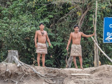 Iquitos, Peru- 26 Sep 2018: Bora kabilesinden yerli kostümlü Hintliler