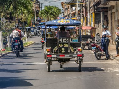 Iquitos, Peru- 25 Eylül 2018: küçük bir kasabanın caddesinde çeşitli çekçekçekler. Latin Amerika.