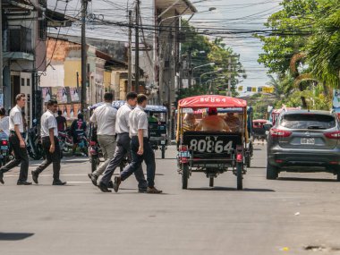 Iquitos, Peru- 25 Eylül 2018: küçük bir kasabanın caddesinde çeşitli çekçekçekler. Latin Amerika.