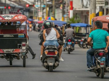 Iquitos, Peru- 25 Eylül 2018: küçük bir kasabanın caddesinde çeşitli çekçekçekler. Latin Amerika.