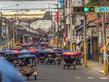 Iquitos, Peru- 25 Eylül 2018: küçük bir kasabanın caddesinde çeşitli çekçekçekler. Latin Amerika.