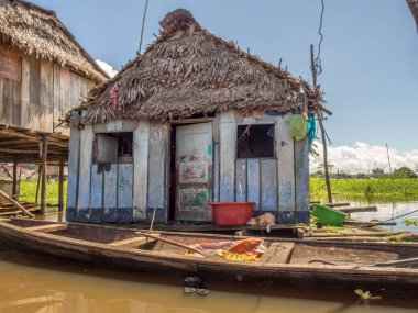 Iquitos, Peru - 16 Mayıs 2016: Peru Belen Beln 'de küçük bir şehirde yüzen evler.