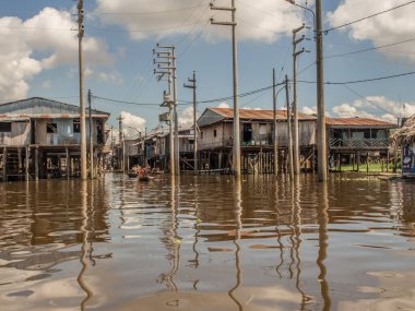 Iquitos, Peru - 16 Mayıs 2016: Peru Belen Beln 'de küçük bir şehirde yüzen evler 