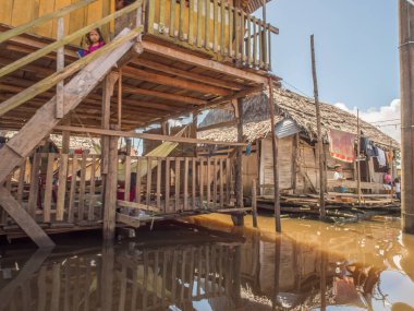 Iquitos, Peru - 16 Mayıs 2016: Peru Belen Beln 'de küçük bir şehirde yüzen evler.