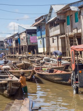 Iquitos, Peru - 16 Mayıs 2016: Peru Belen Beln 'de küçük bir şehirde yüzen evler.
