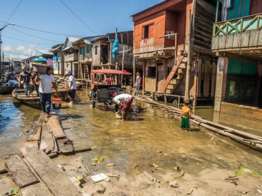 Iquitos, Peru - 16 Mayıs 2016: Peru Belen Beln 'de küçük bir şehirde yüzen evler 