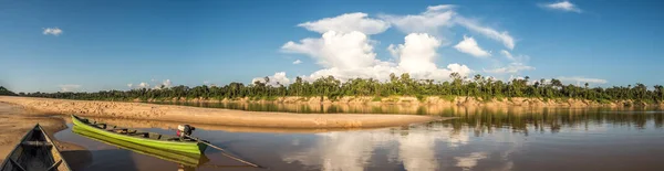 アマゾン川の支流であるジャヴァリ川の砂浜にある木製のボートは 低い水の季節にあります アマゾニア ブラジルとペルーの国境にあるセルヴァ 南アメリカ フロンティア — ストック写真