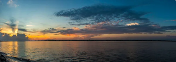 Ηλιοβασίλεμα Στον Αμαζόνιο Ποταμό — Φωτογραφία Αρχείου