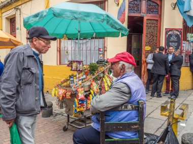 Bogota, Kolombiya - 13 Eylül 2013: Bogota sokaklarındaki insanlar, La Candelaria bölgesi