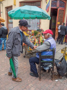 Bogota, Kolombiya - 13 Eylül 2013: Bogota sokaklarındaki insanlar, La Candelaria bölgesi