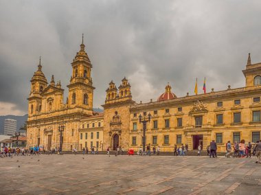 Bogota, Kolombiya - 13 Eylül 2013: Bolivar Meydanı, La Candelaria Katedrali.