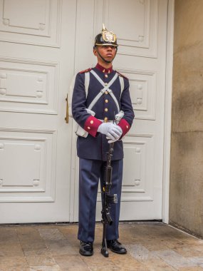 Bogota, Kolombiya - 13 Eylül 2013: Kolombiya cumhurbaşkanı La Candelaria 'nın resmi evi ve ana işyeri olan Narino Evi' nin önündeki nöbetçiler.