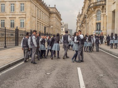 Bogota, Kolombiya - 13 Eylül 2013: Bogota sokaklarında mavi okul üniformalı gençler Casa de Nario La Candelaria 'nın yanında.