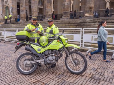 Bogota, Kolombiya - 13 Eylül 2013: Ulusal Meclis önünde sarı üniformalı bir polis memuru. Bolivar Meydanı, La Candelaria.