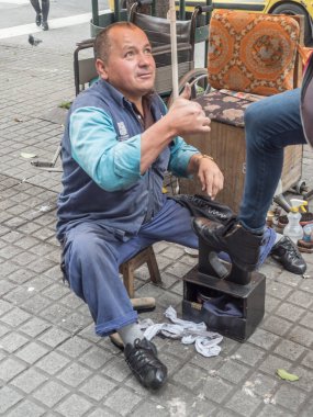 Bogota, Kolombiya - 13 Eylül 2013: Bogota caddesindeki ayakkabıları ayakkabı boyacısı temizliyor