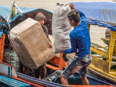 Tabatinga, Brezilya - 15 Eylül 2018: Amazon Nehri limanında yağmurlu bir gün