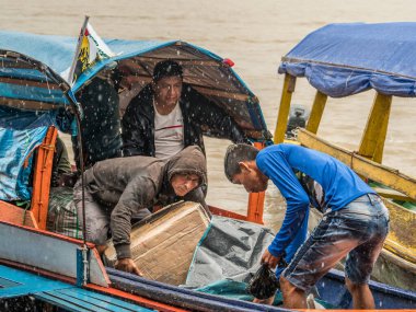 Tabatinga, Brezilya - 15 Eylül 2018: Amazon Nehri limanında yağmurlu bir gün