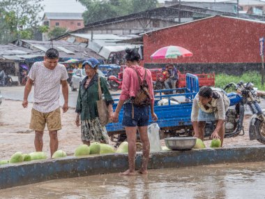 Tabatinga, Brezilya - 15 Eylül 2018: Amazon Nehri limanında yağmurlu bir gün