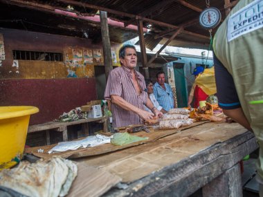 Iquitos, Peru - 21 Eylül 2017: Birçok yerel ürünle birlikte Peru 'daki tipik yerel pazar. Belem. Latin Amerika.