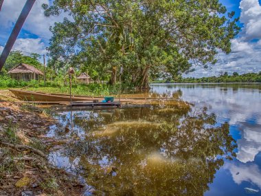 Santa Rita, Peru - 9 Mayıs 2016: Geleneksel, Hint tekneler nehrin kıyısında