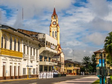 Iquitos, Peru - 15 Mayıs 2015: Pazar sabahı Iquitos 'taki Plaza de Armas Meydanı' nda Perulu asker.