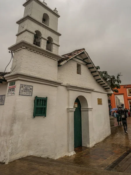 哥伦比亚波哥大 2013年9月13日 德尔科沃多广场白墙教堂 — 图库照片