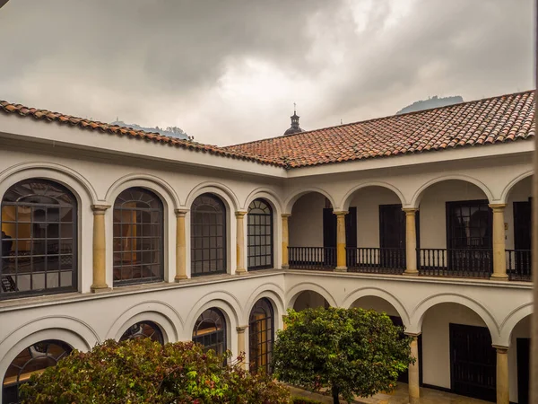 哥伦比亚波哥大 2018年9月13日 费尔南多 波特罗博物馆外 哥伦比亚艺术家 在山顶上 你可以看到修道院山和教堂 修道院 — 图库照片
